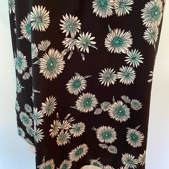 Express Silky Short Sleeve Flowy Short Cuff Black and Teal Floral Top Size M - Picture 5 of 9